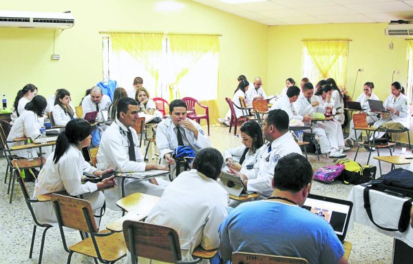 Honduras: médicos residentes volverán a salas hasta que les paguen beca
