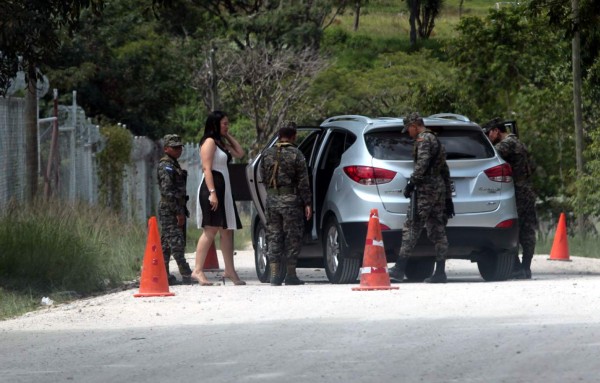 Familia de Mario Zelaya le lleva un colchón y ropa al batallón