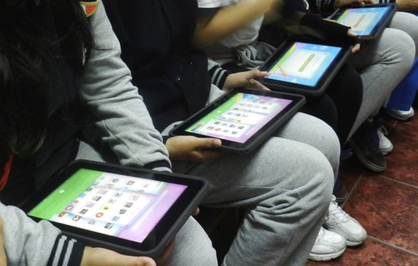 Gobierno asegura que entregará 200.000 tabletas a estudiantes en Honduras