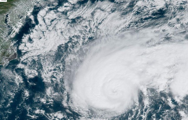 Se forma la tormenta tropical Jerry y huracán Humberto afecta ya a Bermuda