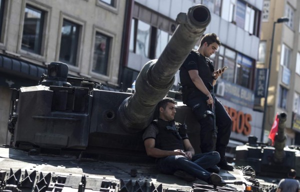 Fallido golpe de Estado en Turquía deja 265 muertos y unos 3,000 militares arrestados