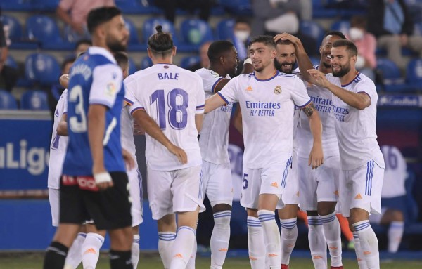 Real Madrid, con doblete de Benzema, debuta goleando al Alavés en la Liga Española
