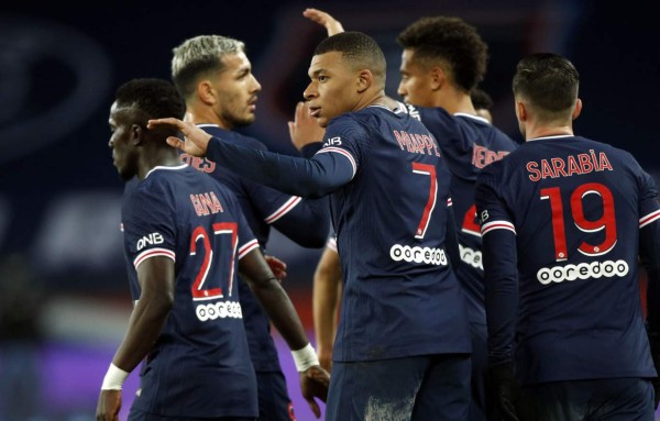 El PSG goleó al Nimes en la Ligue 1 y Mbappé cerró el triunfo con un golazo. Foto EFE