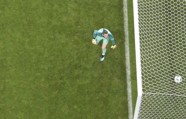 Spain's goalkeeper David De Gea watches as a freekick by Portugal's forward Cristiano Ronaldo goes into the net during the Russia 2018 World Cup Group B football match between Portugal and Spain at the Fisht Stadium in Sochi on June 15, 2018. / AFP PHOTO / Jewel SAMAD / RESTRICTED TO EDITORIAL USE - NO MOBILE PUSH ALERTS/DOWNLOADS