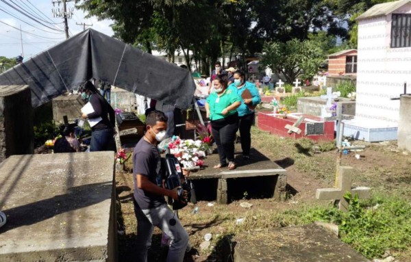 Exhuman cadáver de periodista asesinado en Olanchito