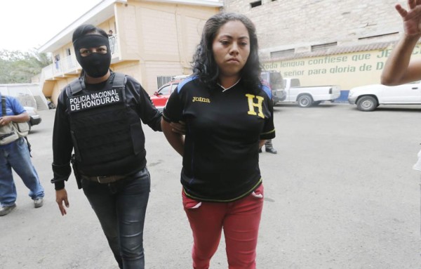 Mujer policía se disfraza de mesera y captura a extorsionadora