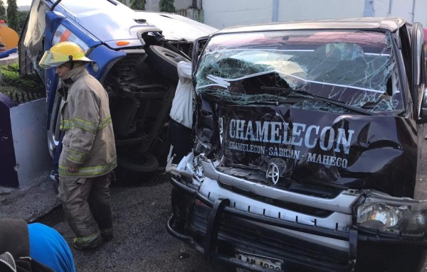 Accidente entre rapidito y camión deja cinco pasajeros heridos en San Pedro Sula