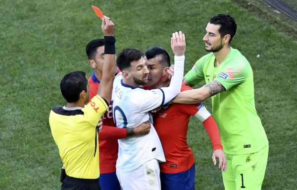 VIDEO: Messi expulsado ante Chile tras bronca con Gary Medel