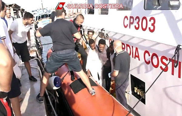 111 Inmigrantes muertos en Lampedusa y se espera el rescate de más cadáveres