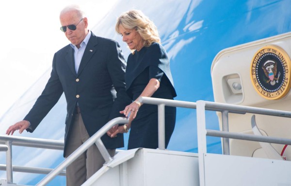 Biden llega a Miami para reunirse con afectados por el derrumbe y rescatistas