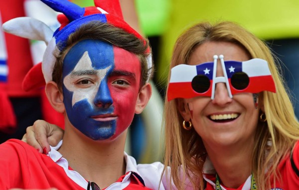 Marea roja de chilenos amenaza a los españoles