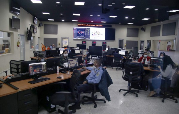 Para contener la propagación del virus, el Gobierno ejecuta medidas en todo el país, aquí el centro de operaciones de Copeco. FOTOS: Andro Rodríguez/Yoseph Amaya/AFP