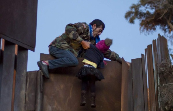 Niña migrante sufre lesiones al caer del muro fronterizo con EEUU