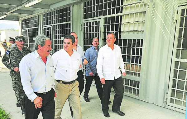 'Trabajaremos duro para terminar la cárcel”: Juan Orlando Hernández