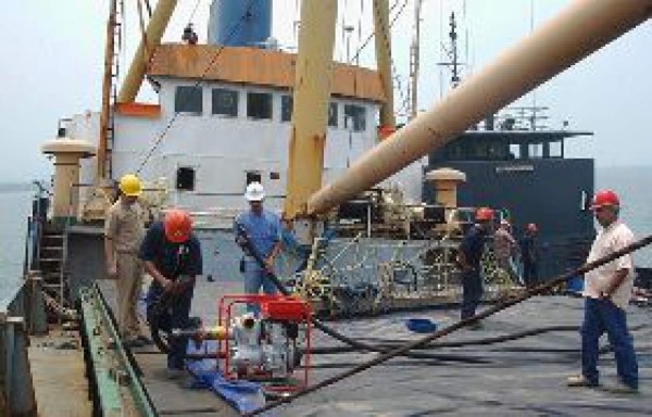 Solicitan marinos con experiencia
