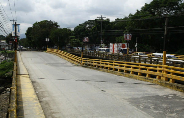 Puente de Las Brisas cumple dos meses en mal estado