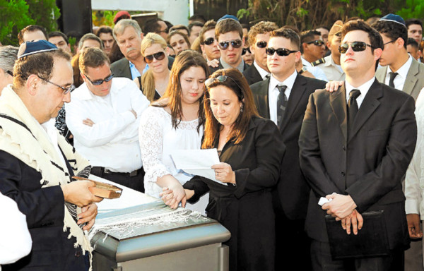 Dan el último adiós a Mark Goldstein