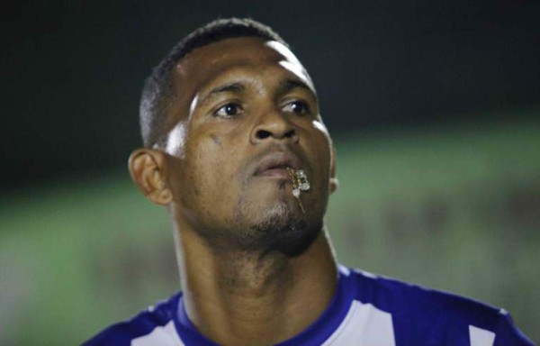 Colombiano Landázuri no aguantó más y demandó al Victoira