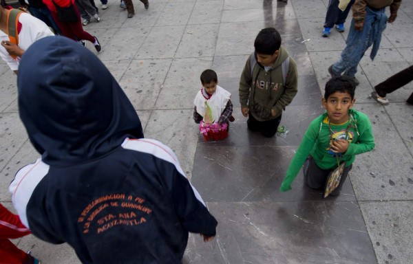 Mexicanos le rinden tributo a la virgen de Guadalupe