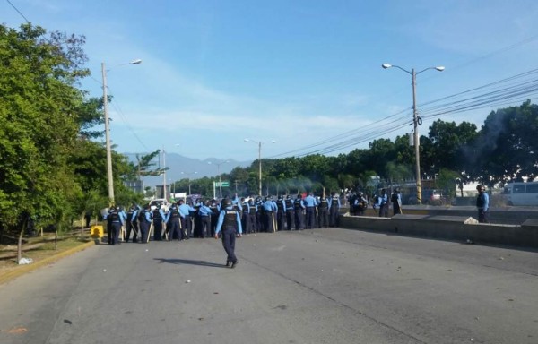 Tomas de peajes dejan 14 detenidos, un vehículo quemado y la reaparición de Patricia Rodas