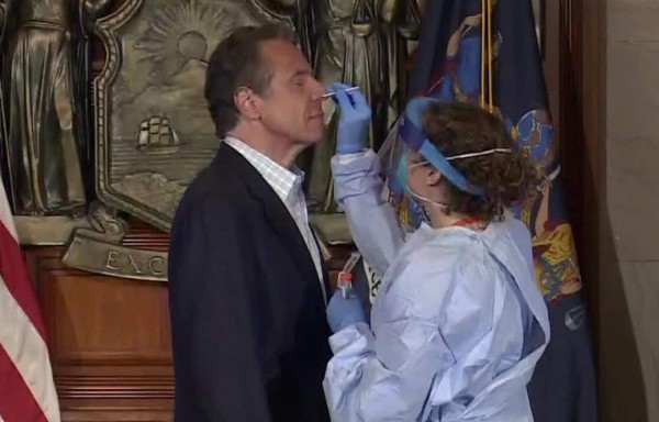 Cuomo se somete a test de coronavirus en directo por televisión