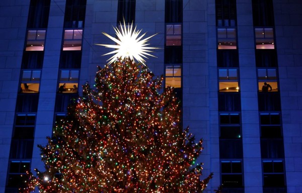 ¡Hermoso! Nueva York inaugura la época navideña con el encendido del árbol de Rockefeller