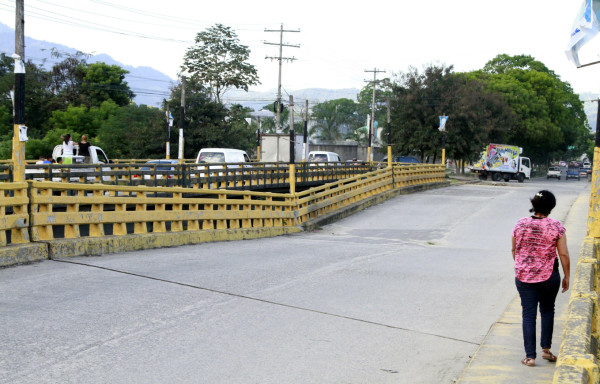 Nivelan puente Las Brisas, ahora van con los soportes