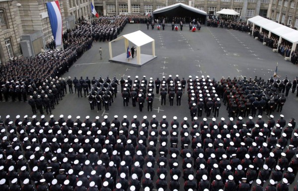 Francia despide a víctimas de los atentados mientras recibe nuevas amenazas de Al Qaeda