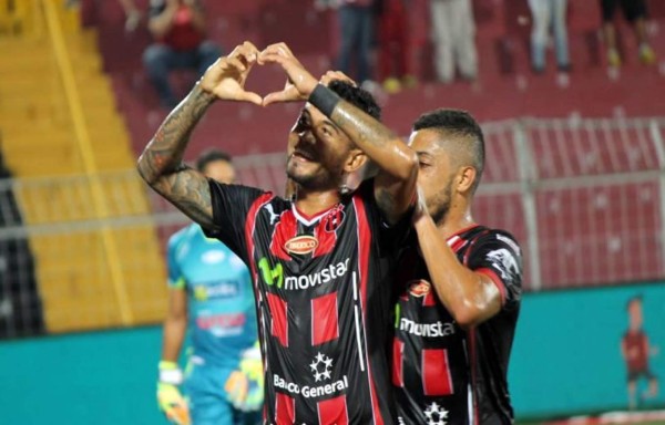 Carlos Discua pone líder de Costa Rica al Alajuelense