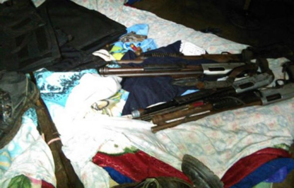 Las autoridades decomisaron tres escopetas, un arma de fabricación casera, dos chalecos antibalas y botas e indumentaria policial.