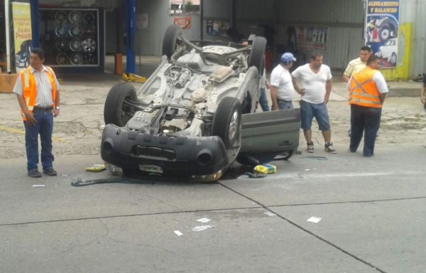Un herido en choque entre camioneta y bus