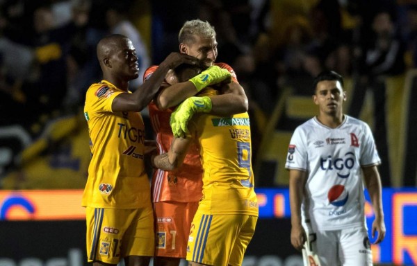 Con gol de portero Nahuel Guzmán, Tigres se salvó y eliminó a Alianza en la Concachampions