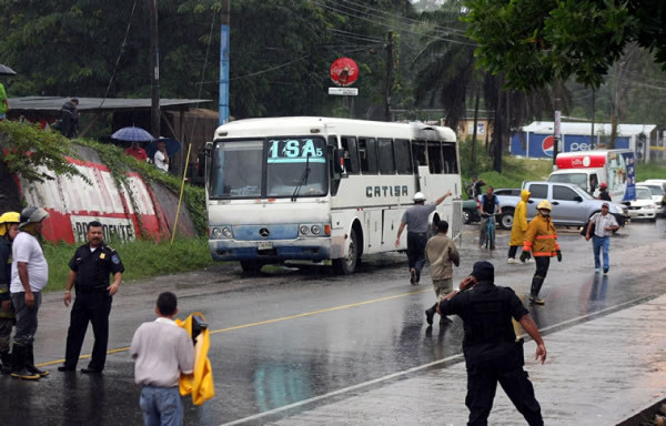 Mujer sale herida en explosión de bomba
