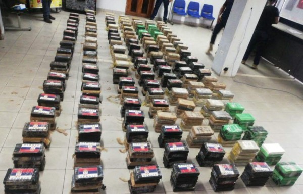 Dos hondureños detenidos y 431 paquetes de droga incautados en Panamá