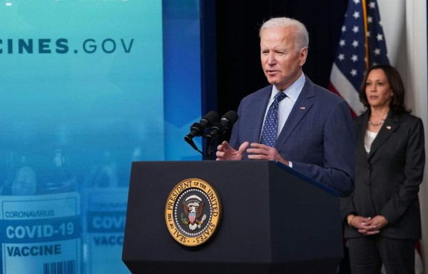 Biden ruega a estadounidenses que se vacunen ante frenazo preocupante