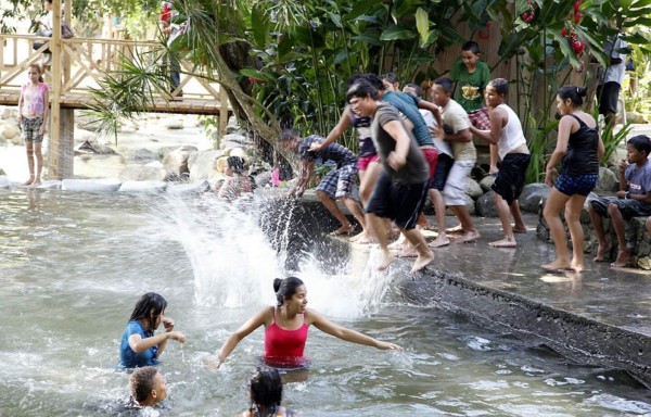 Hondureños disfrutan de playas y ríos antes de iniciar Semana Santa