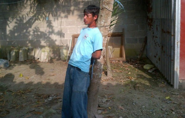 Vecinos golpean y amarran a supuesto ladrón en Copán