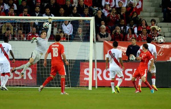 Suiza se impone a Perú pero sigue sin destilar buenas sensaciones