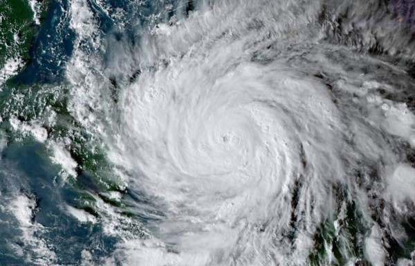 Iota se fortalece y se convierte en huracán de categoría 2