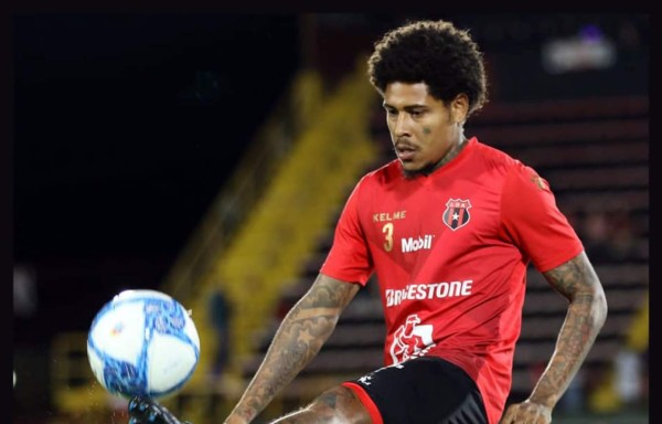 Alajuelense anuncia la salida del hondureño Henry Figueroa