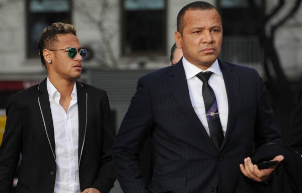 Padre de Neymar afirma que futuro de su hijo está en manos del Barça