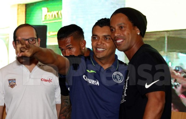 Amado Guevara sobre Ronaldinho: 'Estar a la par de una leyenda es increíble'