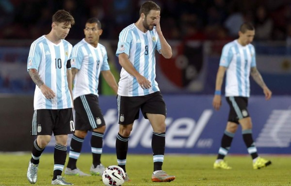 Paraguay amarga a Argentina y Messi en su debut en Copa América