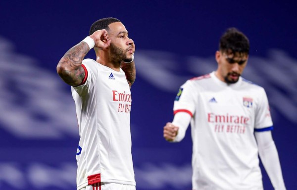 Memphis Depay lideró la victoria del Lyon contra el Racing de Estrasburgo.