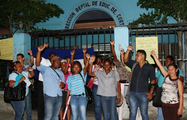Maestros se toman Departamental de Cortés por exoneraciones
