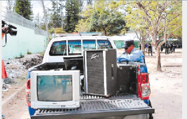 Trasladan de Renaciendo a diez de la pandilla 18 a los Cobras