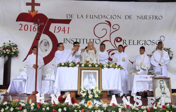 Maestros y estudiantes rinden homenaje a Madre María Luisa