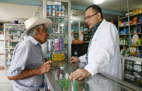 Farmacias familiares, negocio que lucha por no desaparecer