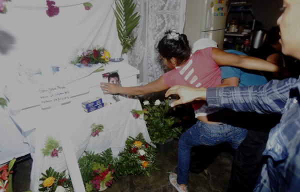 Dramático ambiente de llanto y dolor en velorio de niño calcinado