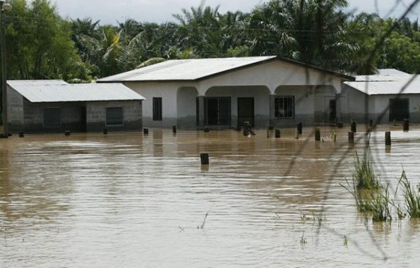 Cerca de 20 mil hondureños permanecen aislados por inundaciones